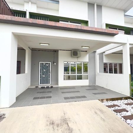 De Qasturee Klia@Kota Warisan Homestay Nearest To Airport Kampong Besut Extérieur photo